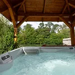 Arboretum Nyaralo - Kuelteri Jakuzzival Holiday home *