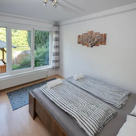 Arboretum Nyaralo - Kuelteri Jakuzzival * サルバシュ