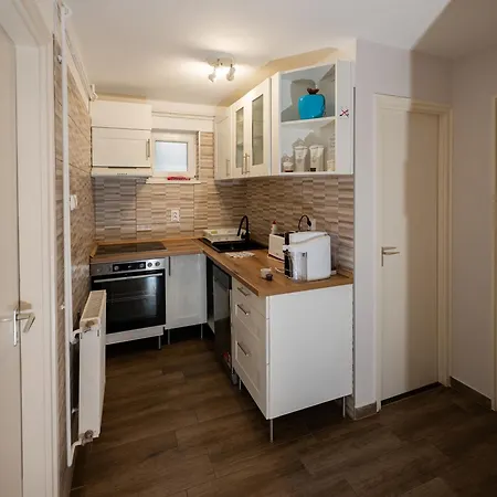 Arboretum Nyaralo - Kuelteri Jakuzzival * サルバシュ