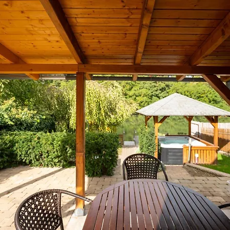 Arboretum Nyaralo - Kuelteri Jakuzzival * サルバシュ