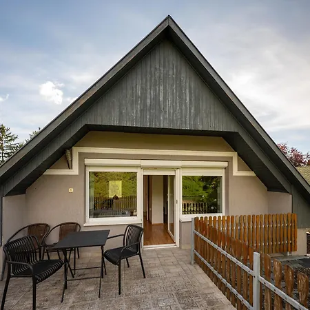 Arboretum Nyaralo - Kuelteri Jakuzzival 別荘