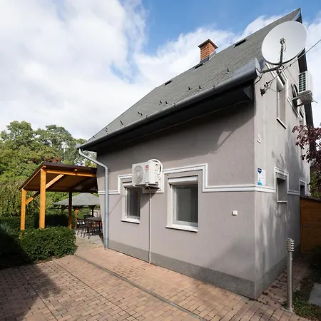 Arboretum Nyaralo - Kuelteri Jakuzzival 別荘