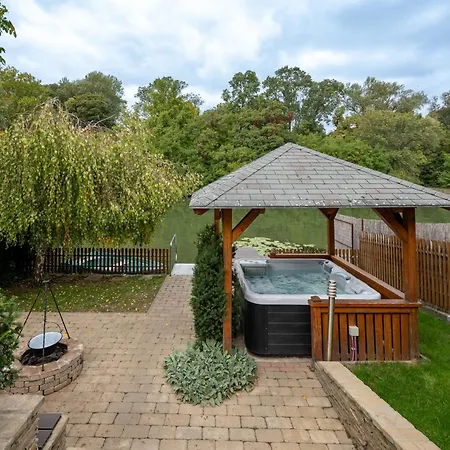 Arboretum Nyaralo - Kuelteri Jakuzzival サルバシュ