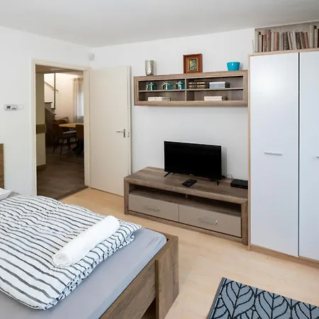 Arboretum Nyaralo - Kuelteri Jakuzzival * サルバシュ