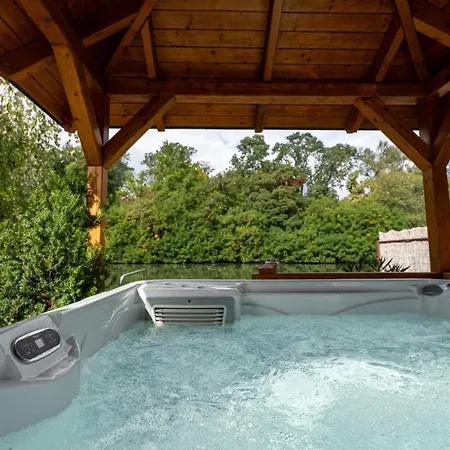 Arboretum Nyaralo - Kuelteri Jakuzzival 別荘 *