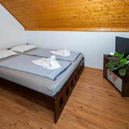 Arboretum Nyaralo - Kuelteri Jakuzzival * サルバシュ