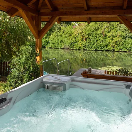 Arboretum Nyaralo - Kuelteri Jakuzzival 別荘 サルバシュ