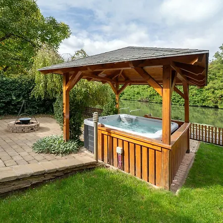 Arboretum Nyaralo - Kuelteri Jakuzzival 別荘