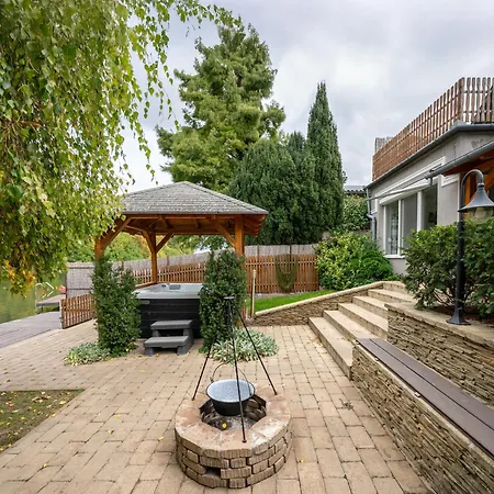 Arboretum Nyaralo - Kuelteri Jakuzzival 別荘 サルバシュ