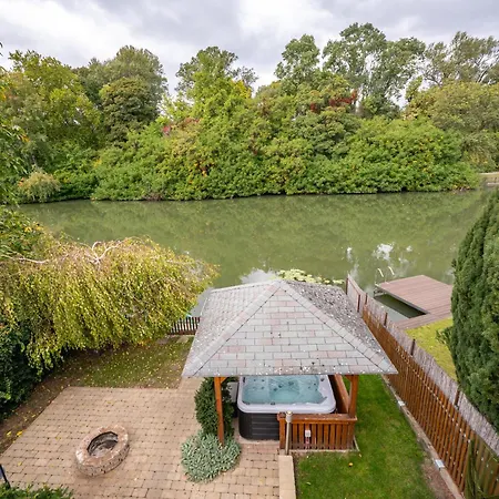 Arboretum Nyaralo - Kuelteri Jakuzzival サルバシュ